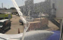 Yolcu uçağının camı havadayken çatladı